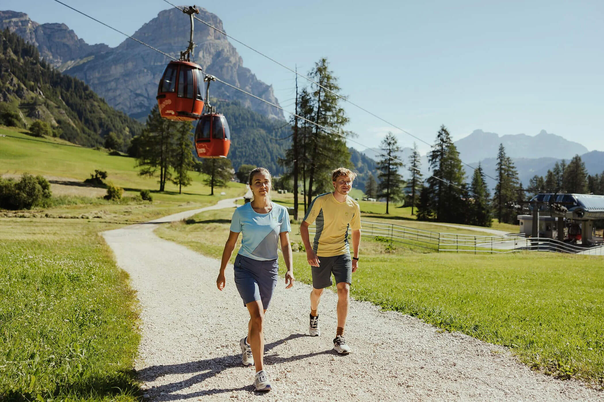 Junges Paar wandert in Alta Badia