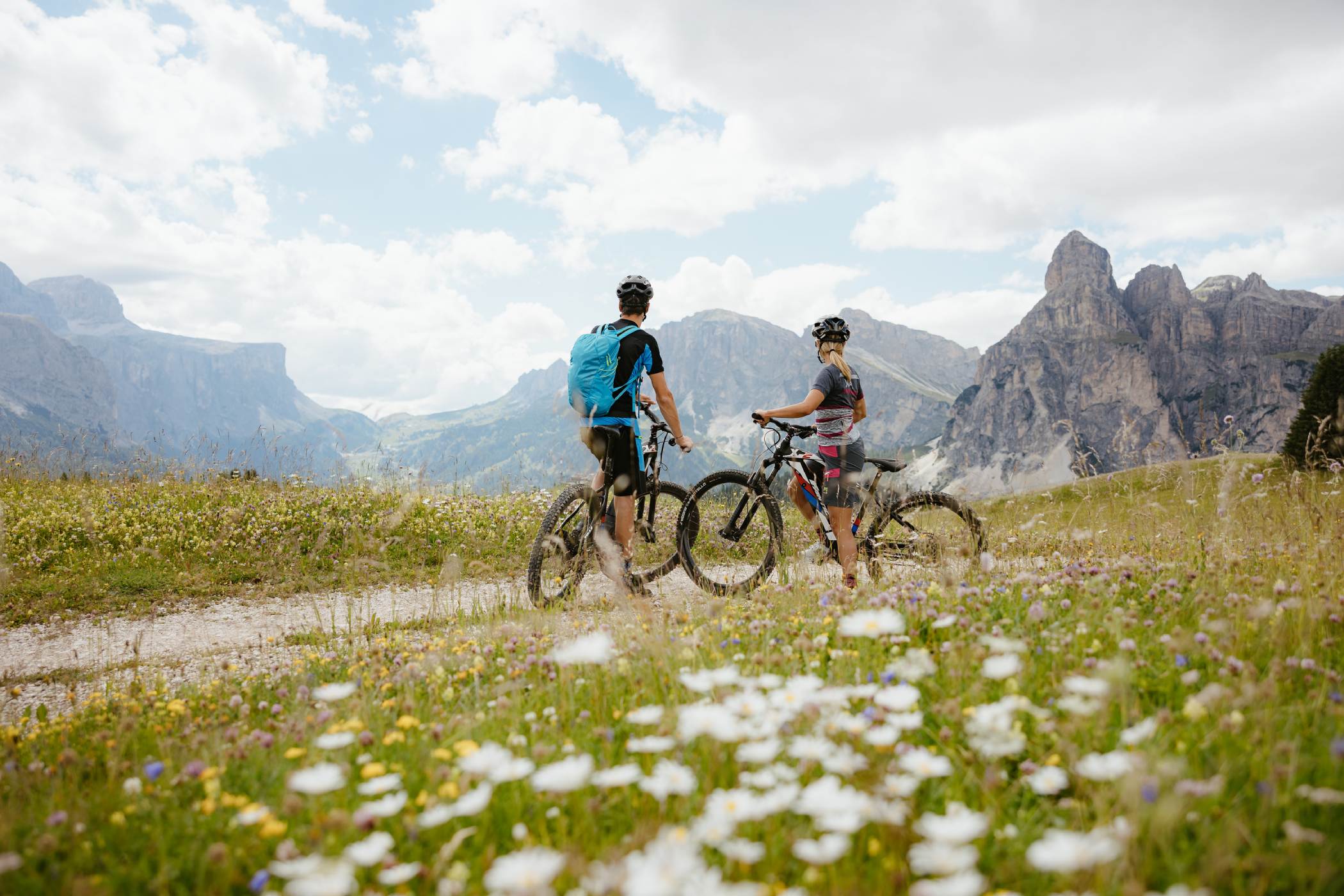 Radfahrer mit Blick auf Dolomiten 